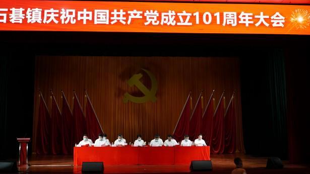 河北石嘴子乡摆察村:开足马力“快” 生产 冬闲菌棒加工忙